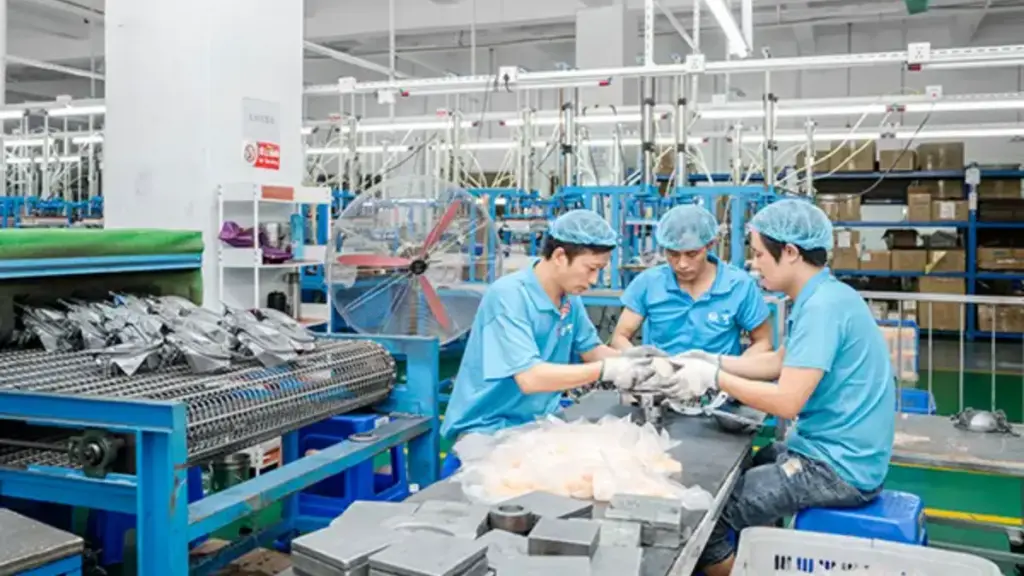 Forming-Bras in a Factory